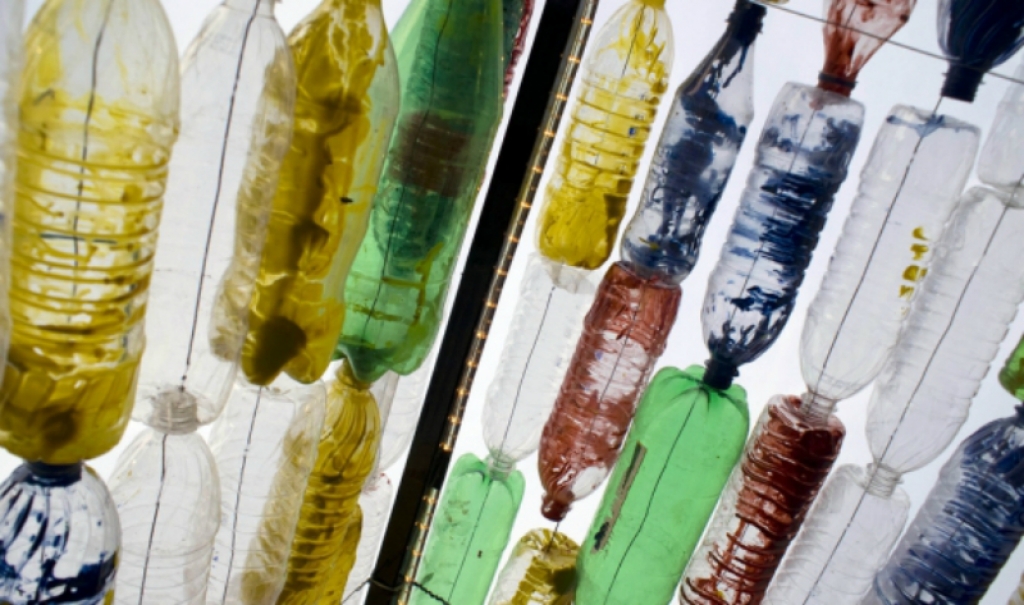 Veselības ministrs grib aizliegt lielās alus plastmasas pudeles