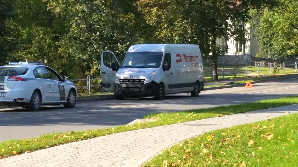 Braucošam Audi nokrīt ritenis un ietriecas mikroautobusā