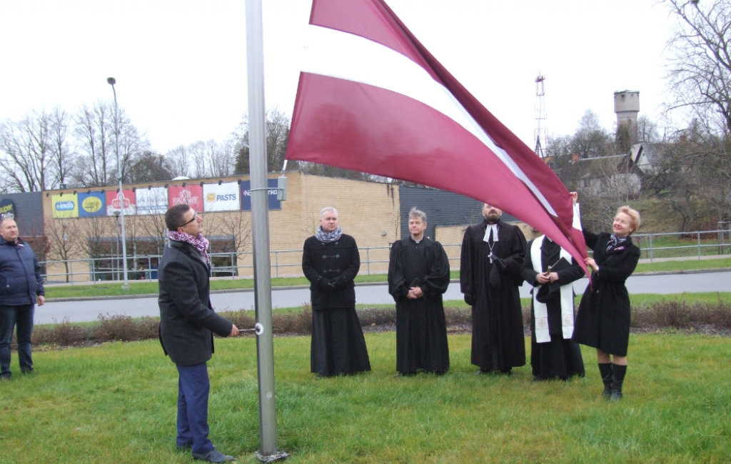 Sagaidot valsts simtgadi, Jēkabpilī mastā paceļ valsts karogu (FOTO)(PAPILDINĀTS AR VIDEO)