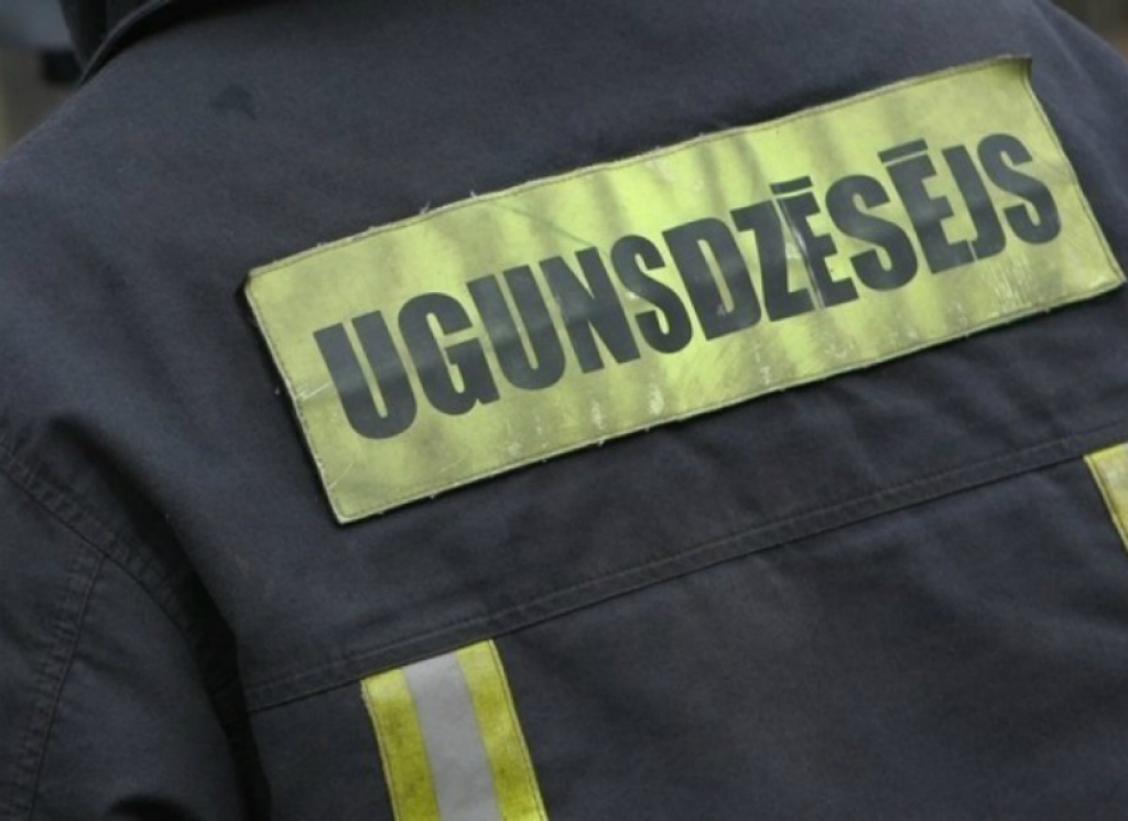Jēkabpilī izceļas ugunsgrēks nepareizi iebūvēta skursteņa dēļ pašvaldībai piederošā mājā