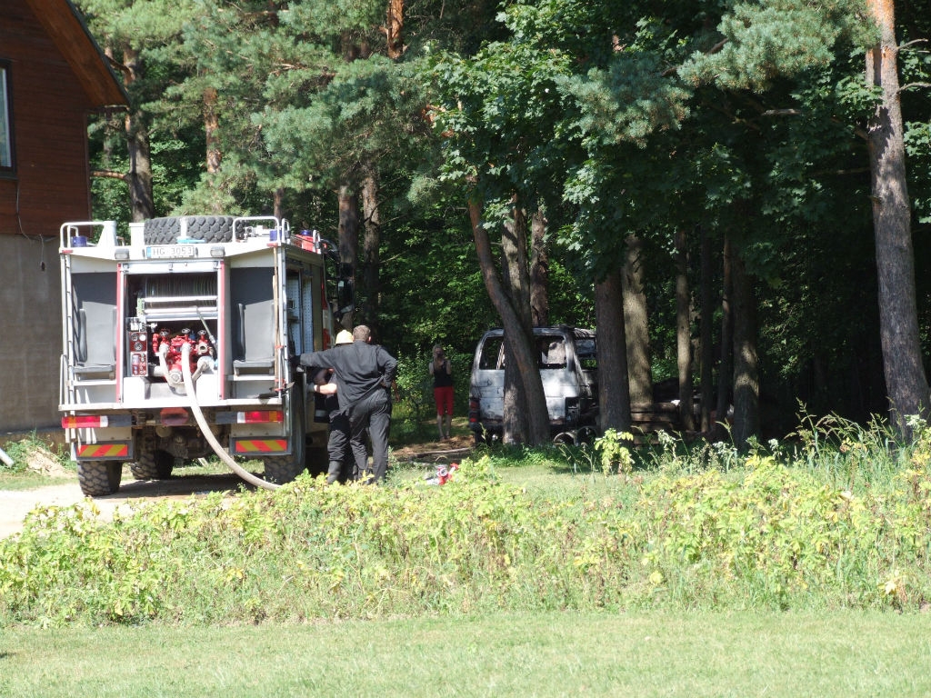 Jēkabpilī, Radžu ielā aizdegās automašīna WV Transporter (FOTO)