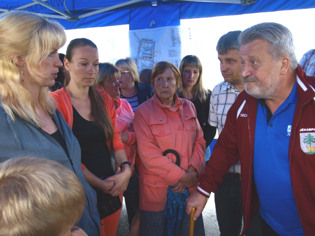 Bebru ielas mikrorajona iedzīvotāju tikšanās ar domes vadību un būvniekiem norit paaugstinātos toņos (FOTO)(PAPILDINĀTS)