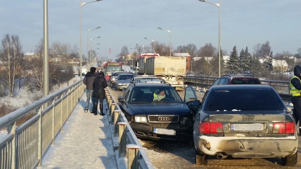 Jēkabpilī uz tilta saskrienas trīs AUDI automašīnas (FOTO)(PAPILDINĀTS-2x)
