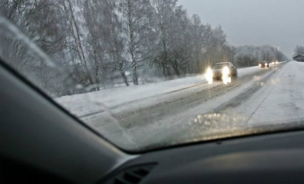 Sniegs apgrūtina braukšanu pa ceļiem Zemgalē, Vidzemē un Latgalē