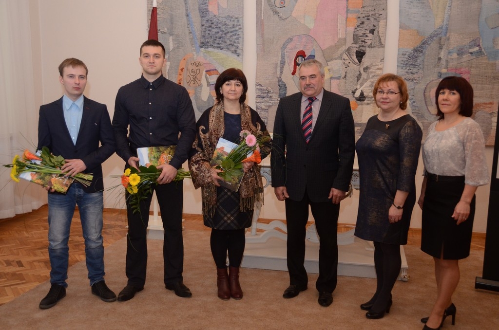Svinīgo solījumu par uzticību Latvijas Republikai nodod trīs pilsonības pretendenti