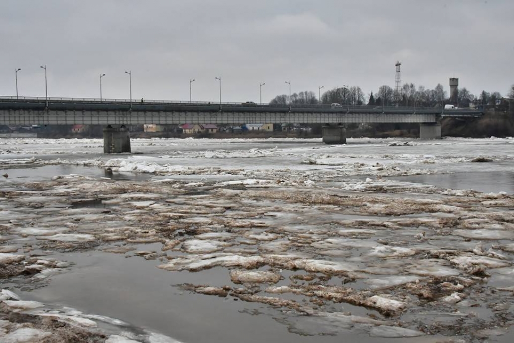 Daugavā pie Jēkabpils šodien pēcpusdienā sākusies ledus iešana (FOTO, VIDEO)