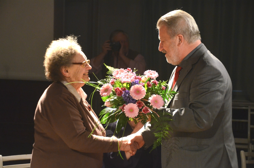 Jēkabpils domes priekšsēdētājs sveic rakstnieci Lūciju Ķuzāni ar jaunās grāmatas iznākšanu