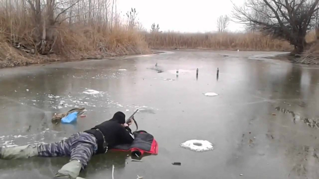 Makšķernieku biatlons jeb kā makšķernieki izklaidējas mednieku stilā (VIDEO)