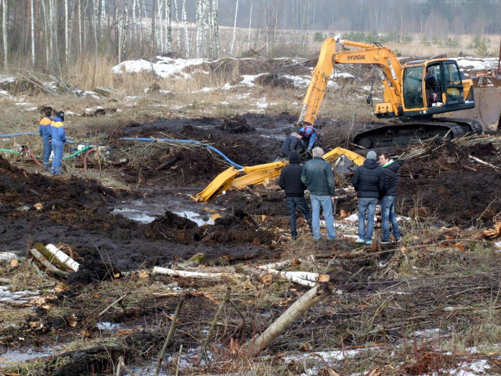 Fotoreportāža: Pie Jēkabpils nogrimst ekskavators (PAPILDINĀTS AR TEKSTU)