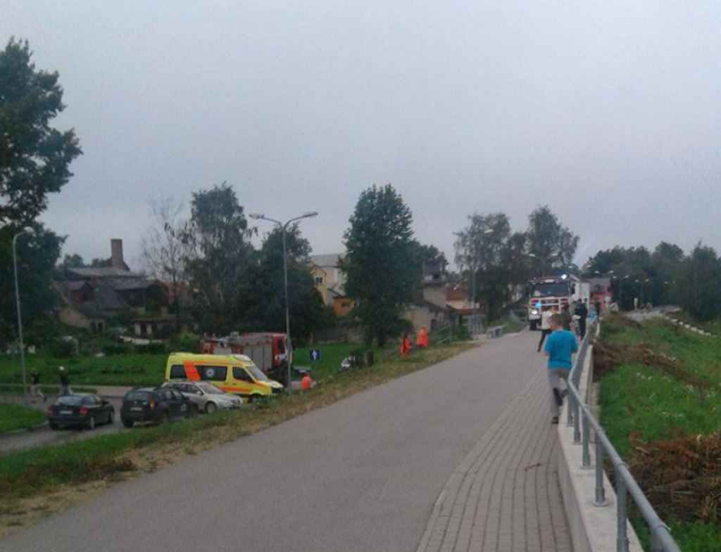 Jēkabpilī viens vīrietis mēgināja pārpeldēt Daugavu, bet divi citi ielēca no tilta upē