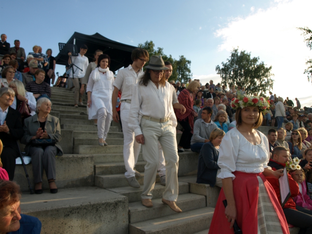 Etnoroka grupa no Daugavpils – „Laimas Muzykanti” ieskandina Jāņus Jēkabpilī (FOTO)