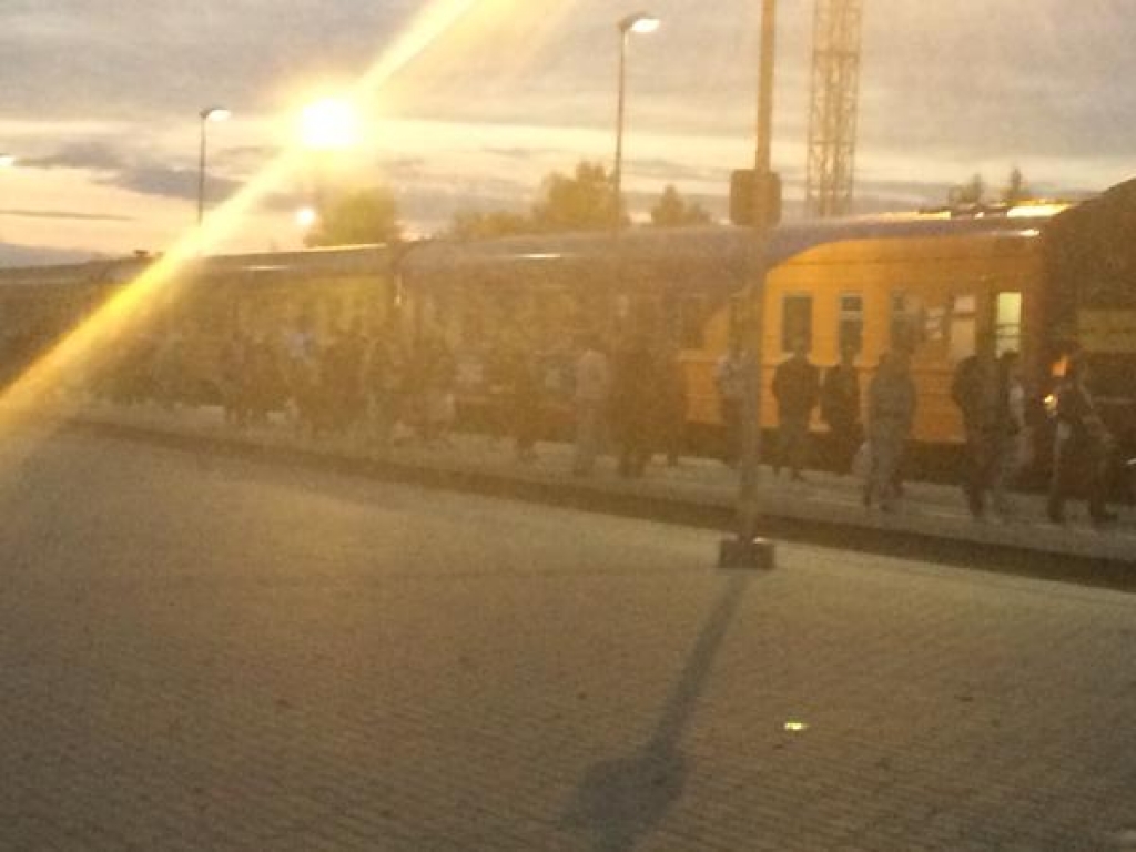 Aculieciniece: Krustpils stacijā ārkārtas situācija, evakuēti Maskavas vilciena pasažieri (PAPILDINĀTS-2x)(FOTO)