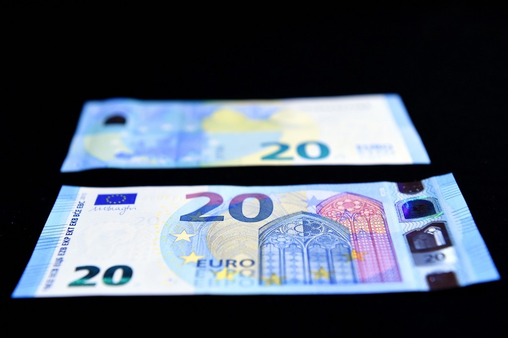 Viltoto euro banknošu skaits 2015. gada 2. pusgadā nedaudz samazinājies