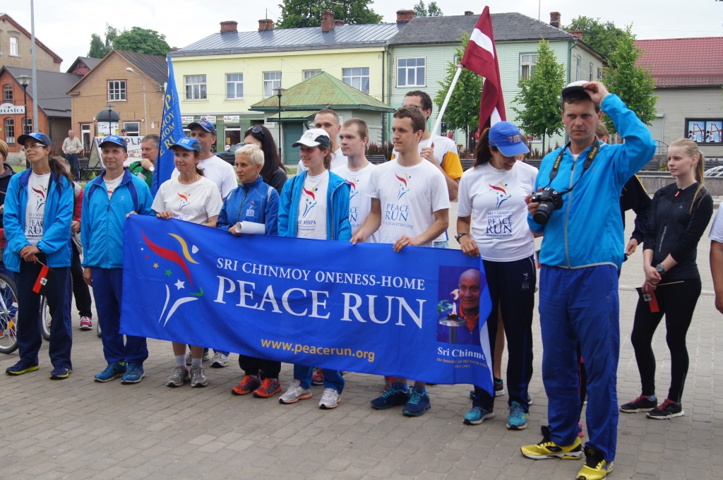 Fotoreportāža: Miera skrējiena dalībnieki piestāj Jēkabpilī
