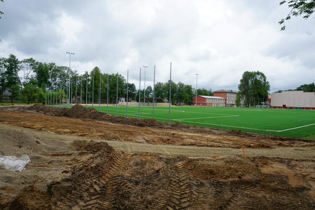 Jēkabpils domes deputāti noraida lielāka kredīta ņemšanu ģimnāzijas stadiona pārbūvei (PAPILDINĀTS)