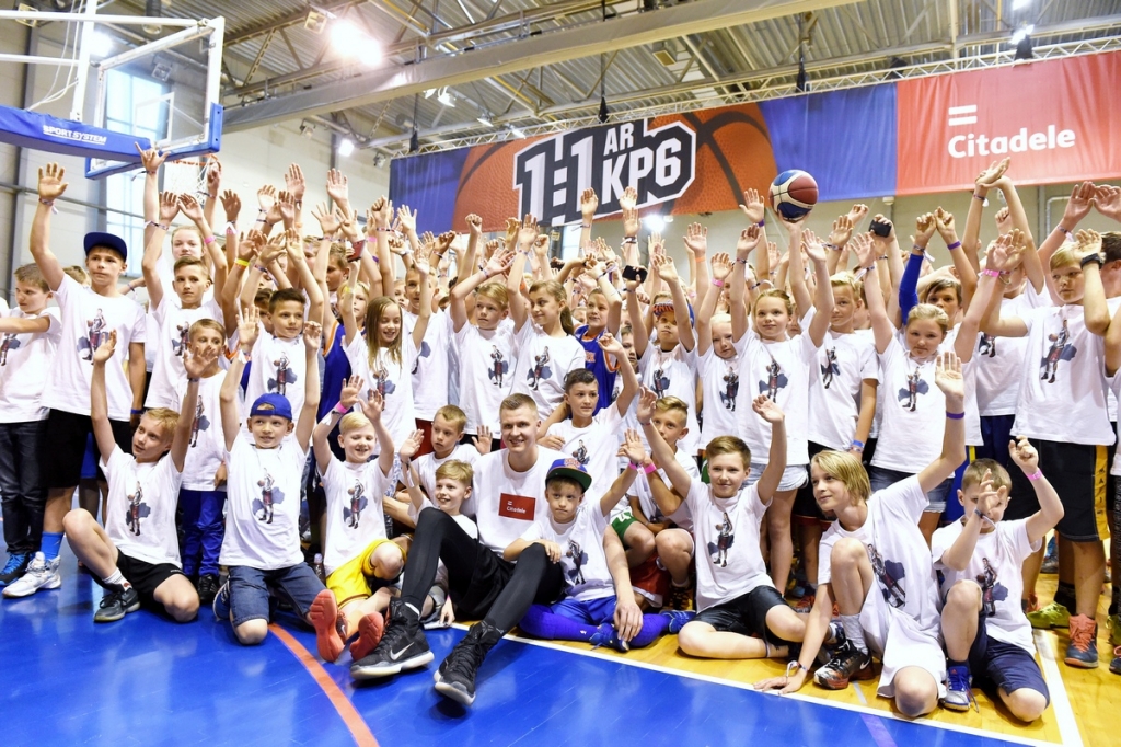 250 jaunie basketbolisti no visas Latvijas tiekas ar Kristapu Porziņģi