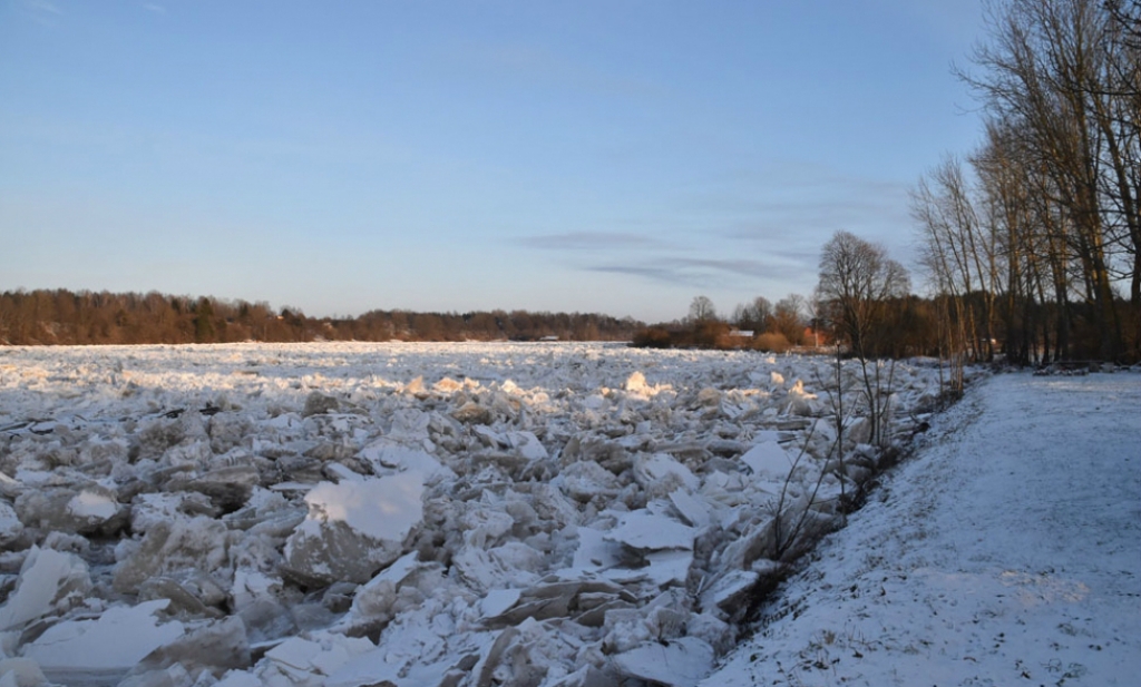 Izkustējies ledus sastrēgums lejpus Jēkabpils, sācies ūdens līmeņa kāpums Pļaviņās