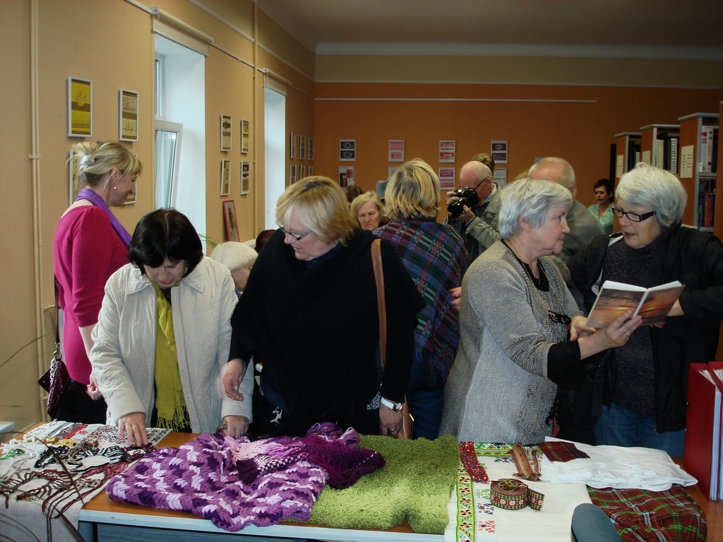 Notika radošā darbnīca „Latviešu tautas tērpa izpēte un darināšana” (FOTO)