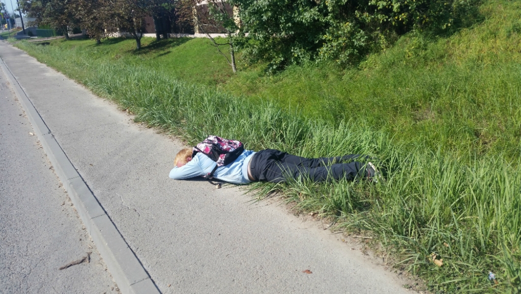 Aculiecinieki: Jēkabpilī, Zīlānu un Rīgas ielā jaunieši izguļ reibumu (FOTO) (PAPILDINĀTS)