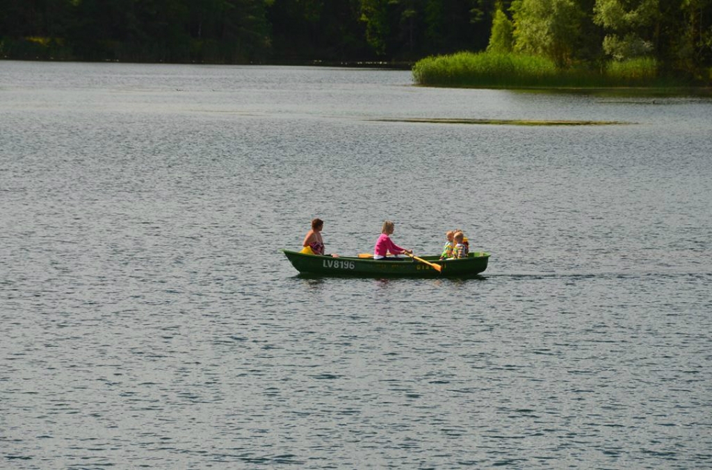 No 15.maija Radžu ūdenskrātuvē var iznomāt laivas un katamarānus (FOTO)