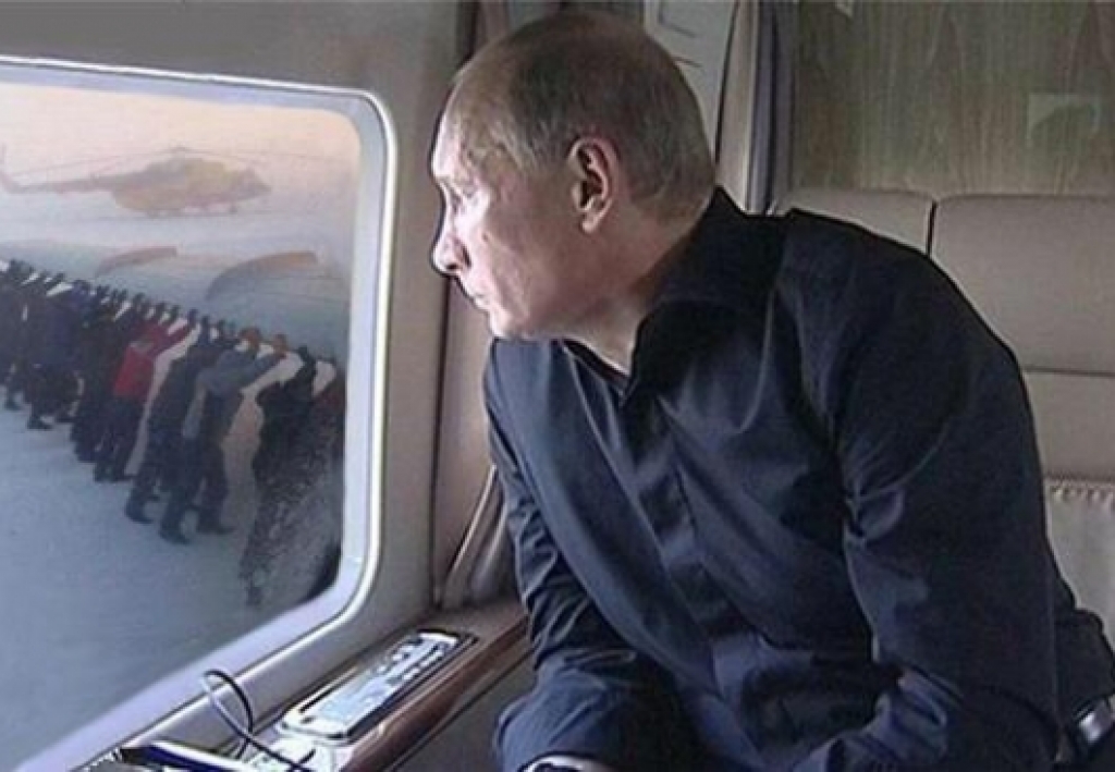 Putins liek iestumt lidmašīnu? (VIDEO)