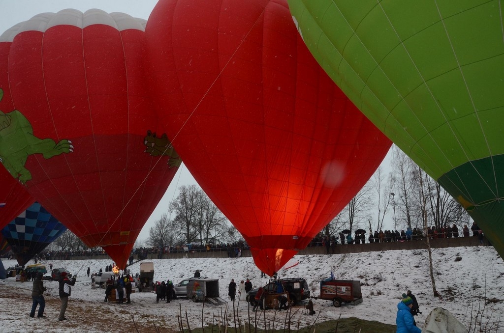 Fotoreportāža: Jēkabpilī, festivālā "Love cup 2016" gaisa balonos vienlaicīgi salaulājas 50 pāru