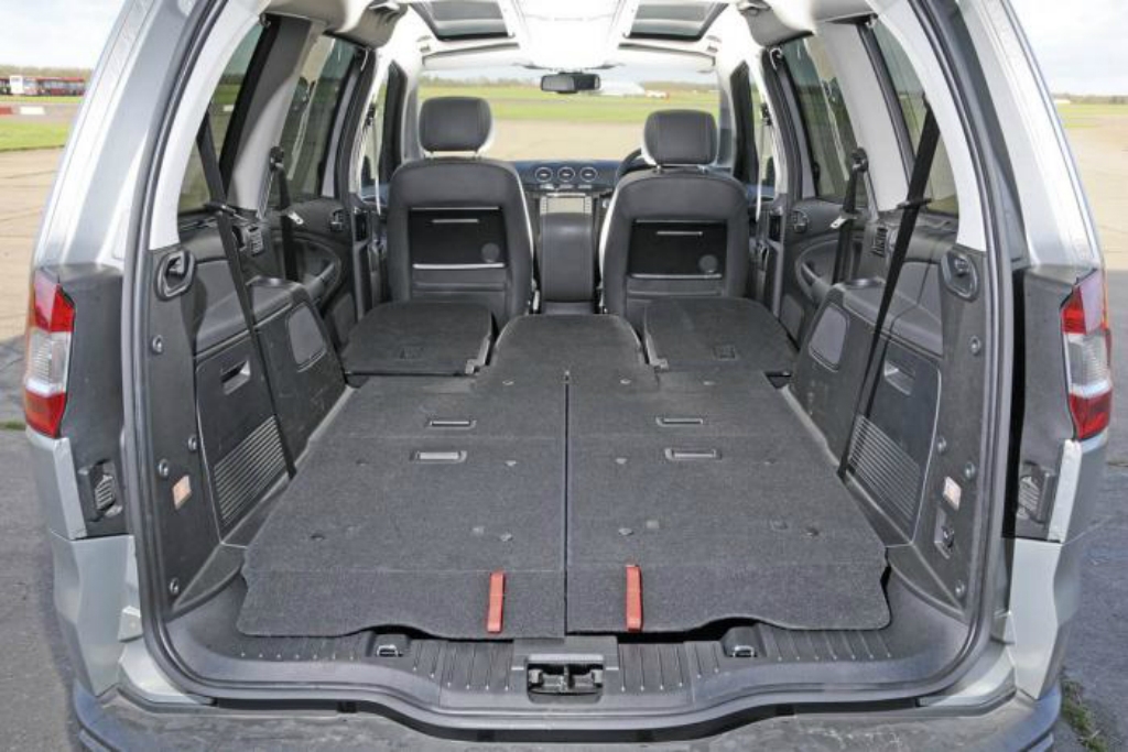 Jēkabpilī no pagalma nozog automašīnu FORD GALAXY