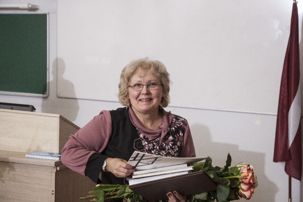 Jēkabpils 3. vidusskolas skolotāja Lita Krūmiņa saņem RTU zinātnieces Gudrinieces vārdbalvu (FOTO)