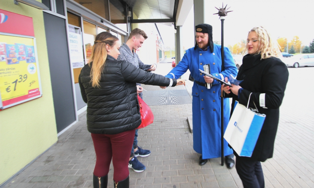 Jēkabpils pamatskolā un pilsētas ielās viesojas Naktssargs (FOTO)