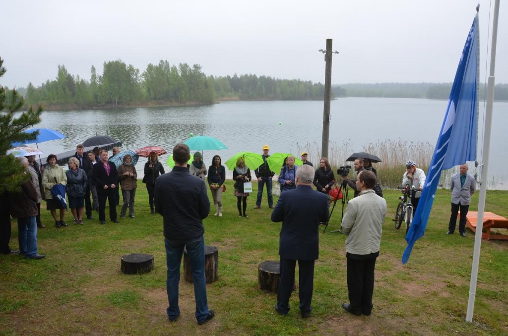 Radžu ūdenskrātuves pludmalē paceļ Zilo karogu (FOTO)