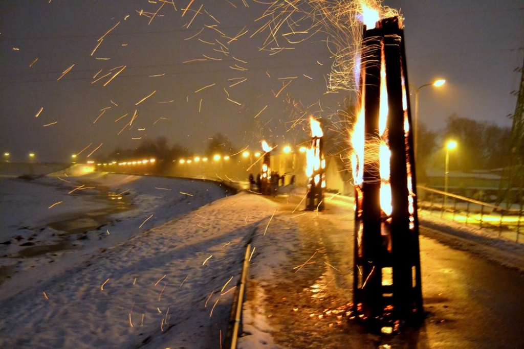 Jēkabpilī barikāžu laiku piemin ar ugunskuriem Daugavmalā (FOTO)