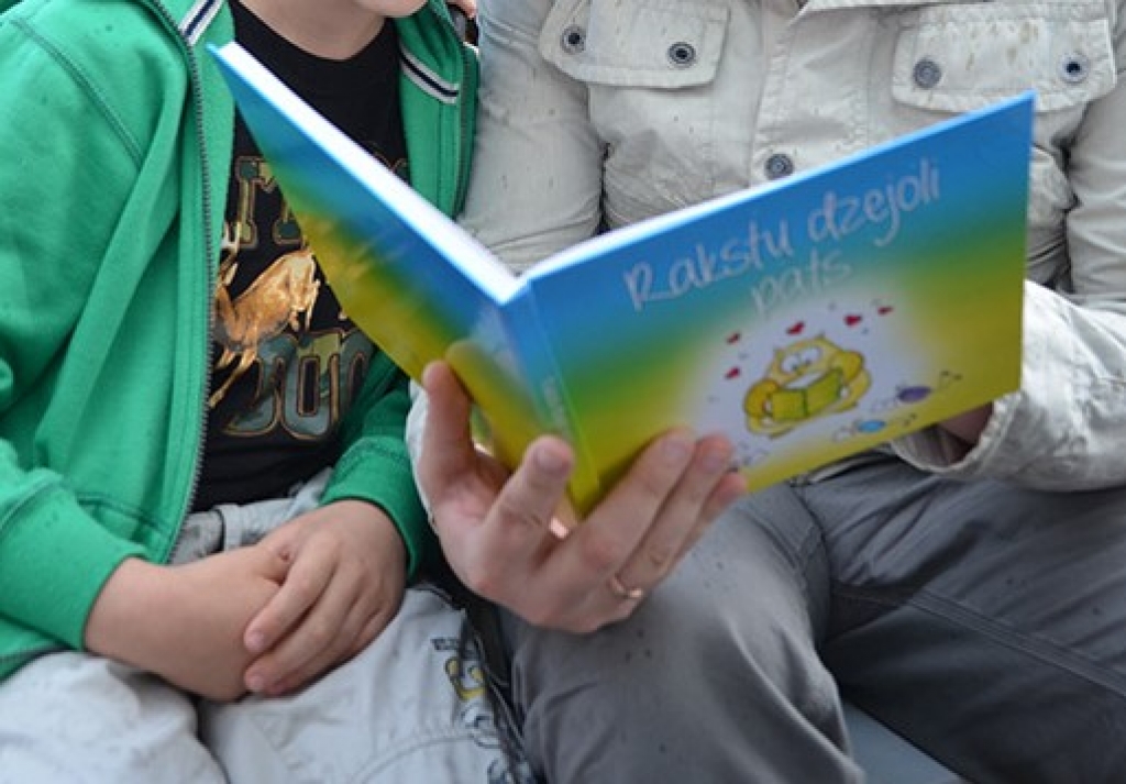 Noderīgo padomu skoliņā šoreiz par lasīšanas ietekmi bērna attīstībā un bibliotēku piedāvātajiem pakalpojumiem ģimenēm