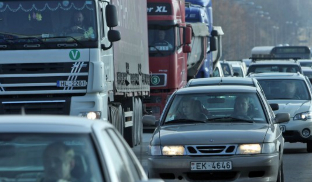 Jēkabpilī uz tilta pār Daugavu veidojas neliels sastrēgums