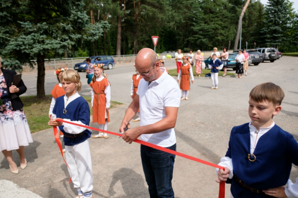 Ar svinīgu pasākumu Jēkabpilī atklāj “Miķelāni bekons” ēdnīcu (FOTO)