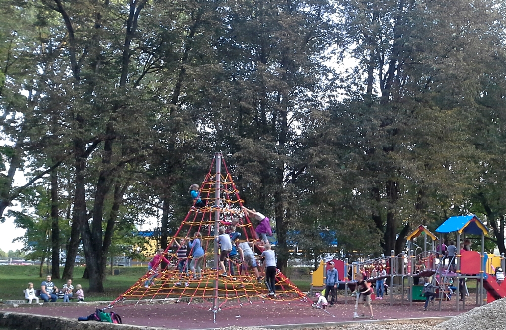 Rotaļu laukumu Kena parkā turpinās pilnveidot pavasarī (FOTO)