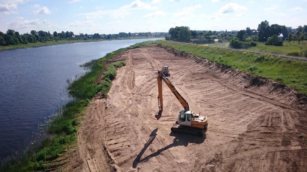 Jautā lasītājs: Kādam nolūkam attīra Daugavas krastu no kārkliem? (FOTO)