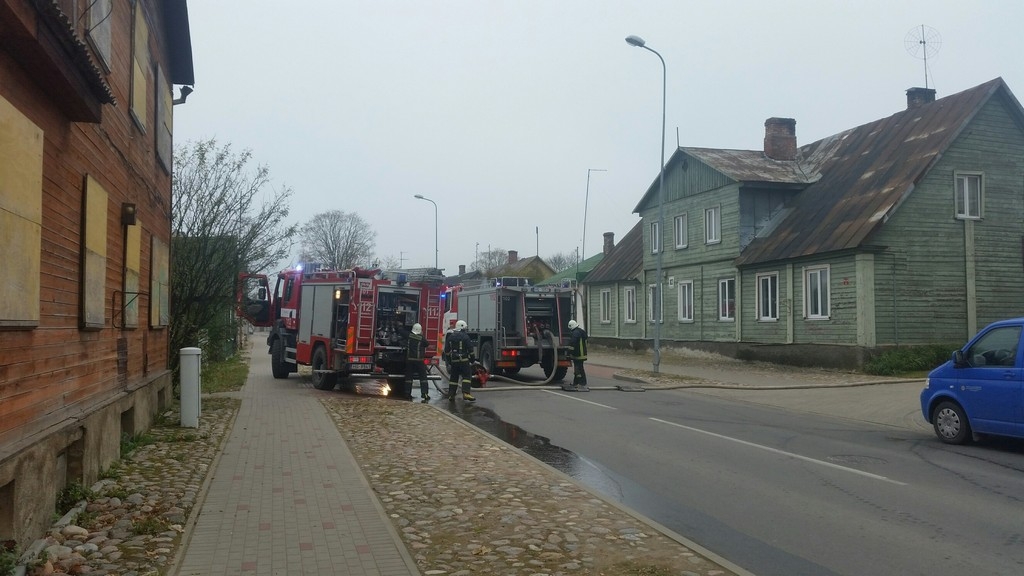 Jēkabpilī, Zemgales ielā nodeg šķūnis (FOTO) (PAPILDINĀTS) (VIDEO)