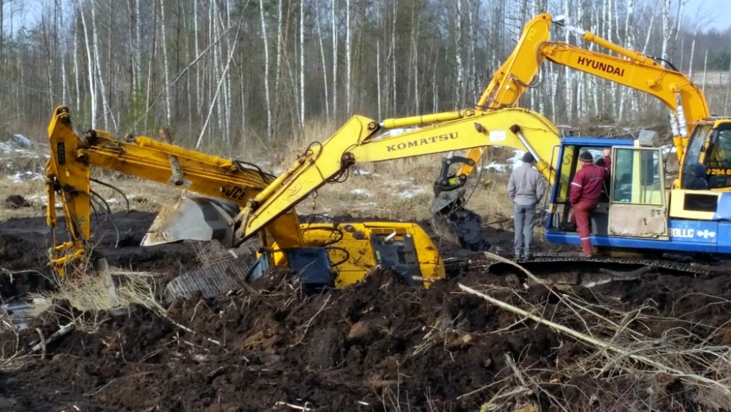 Fotoreportāža: Turpinās pie Jēkabpils nogrimušā ekskavatora izcelšana