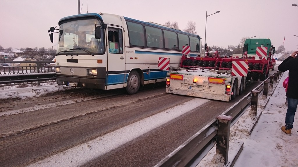 Jēkabpilī uz tilta iesprūst smagā mašīna un autobuss (FOTO)
