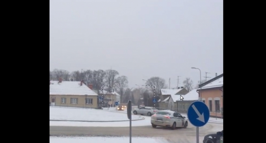 Aculiecinieks: Jēkabpils policija padzen drifteri no satiksmes apļa (VIDEO)