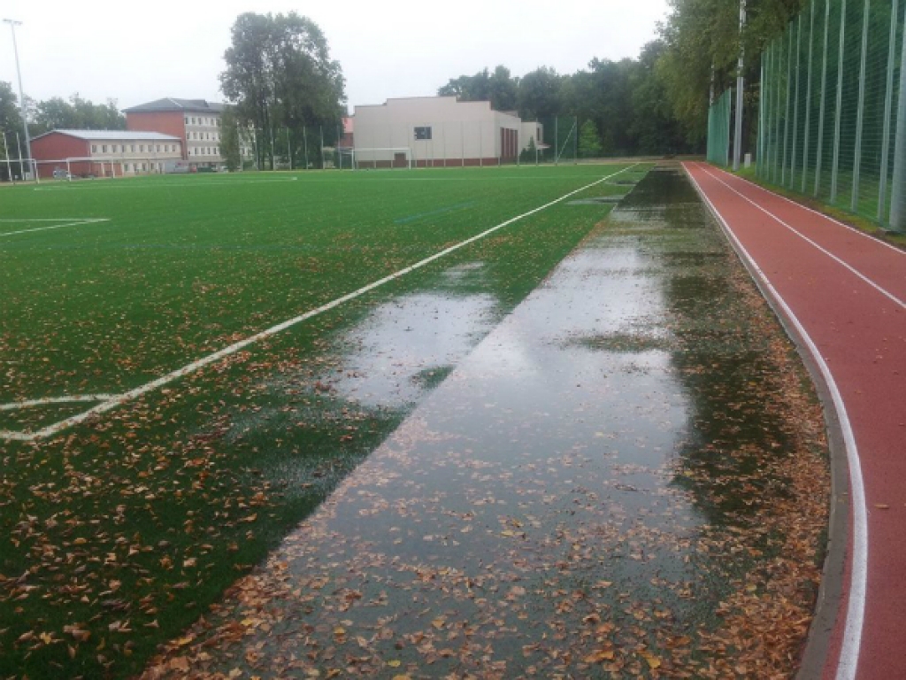 Rutko: Futbola laukums pieņemts ekspluatācijā, atklāšana atlikta neuzklātā gumijas seguma  un nenopūsto lapu dēļ (FOTO)