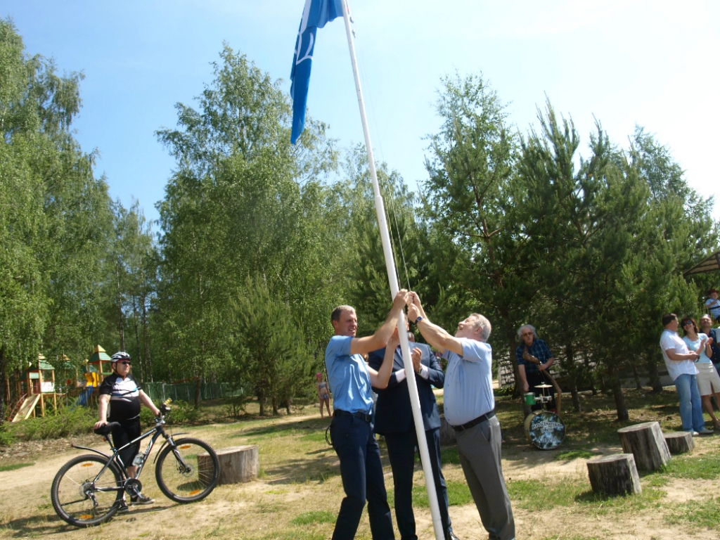 Radžu ūdenskrātuves galvenajā peldvietā jau septīto gadu plīvo zilais karogs (FOTO)