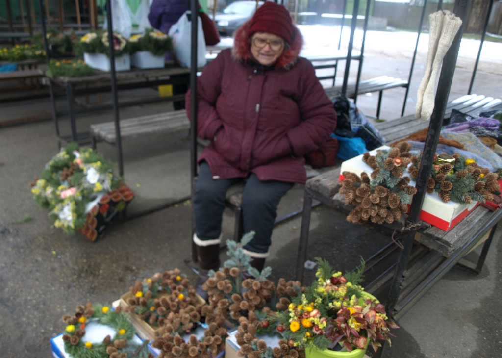 Jēkabpils tirgū nopērkami Adventes vainagi (FOTO)