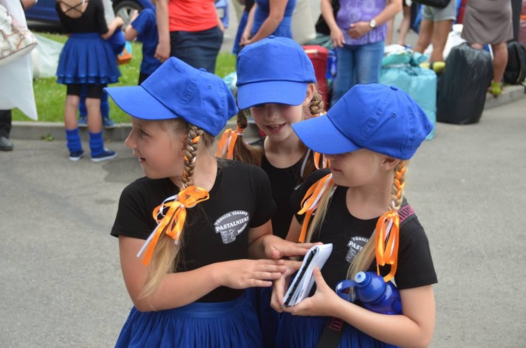 FOTO: Jēkabpils dejotāji ceļā uz Skolēnu dziesmu un deju svētkiem