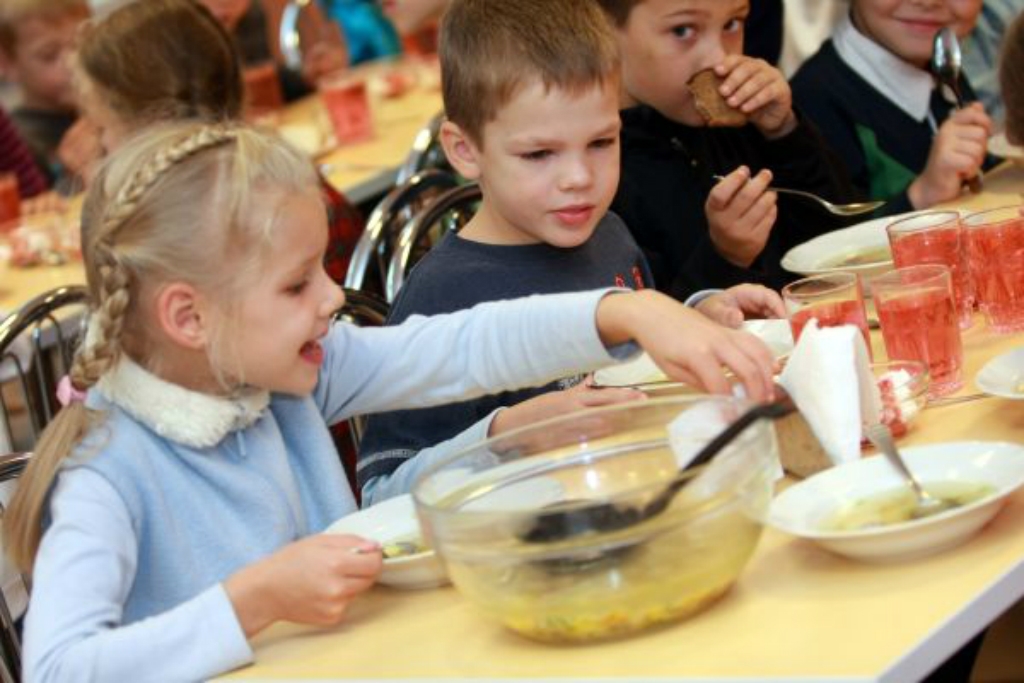 Pirmo četru klašu skolēniem piešķir brīvpusdienas