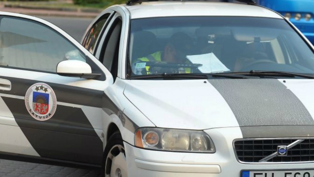 Jēkabpils policija aiztur jaunieti, kura ar BMW pārvadā nelegālo alkoholu