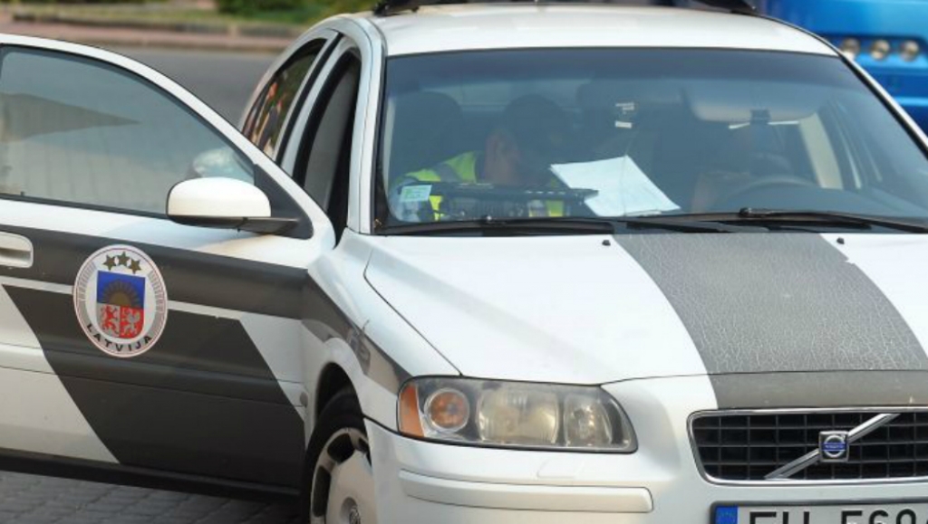 Jēkabpils policija aiztur jaunieti, kura ar BMW pārvadā nelegālo alkoholu