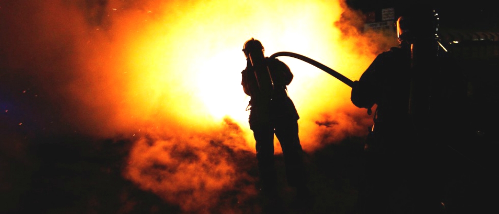 Jēkabpilī dedzis kārtējais šķūnis, izraisot paaugstinātas bīstamības ugunsgrēku (PAPILDINĀTS AR FOTO)