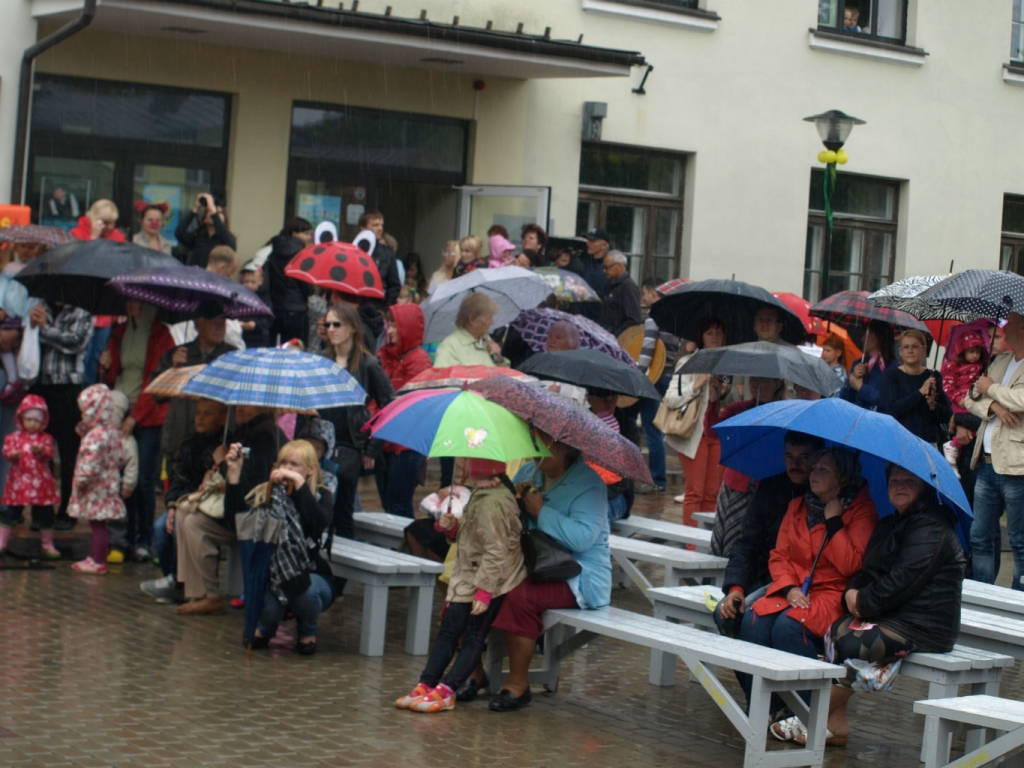 Bērnu svētkos lietus netraucē dziedāt un līksmoties (Foto)