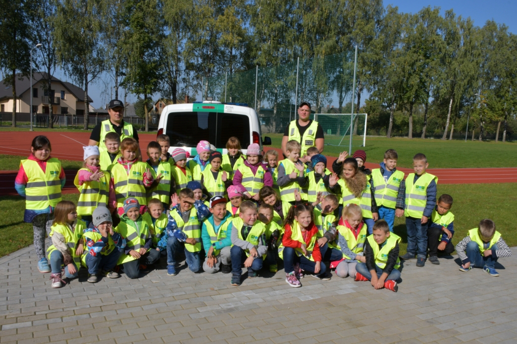 Pirmo klašu skolēni saņem atstarojošās vestes